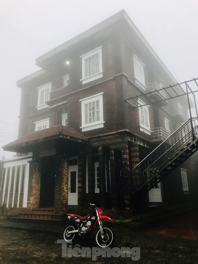 Đỉnh Mẫu Sơn trời r&eacute;t 1 độ C, xuất hiện sương m&ugrave; mờ ảo, nhiều khả năng c&oacute; băng tuyết - Ảnh 2.