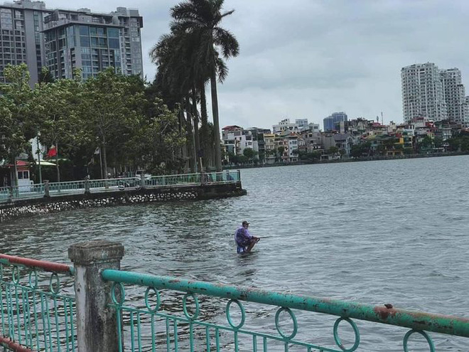 Bị cấm đứng trên cầu câu cá, người đàn ông liền đứng hẳn lên... mặt nước khiến ai xem cũng bật cười - Ảnh 5.