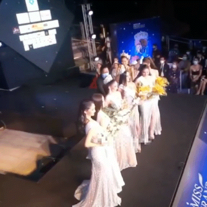 Thùy Tiên ngơ ngác giữa sân khấu nhường spotlight chụp ảnh cho dàn thí sinh, cái kết vừa lòng dân tình - Ảnh 4.