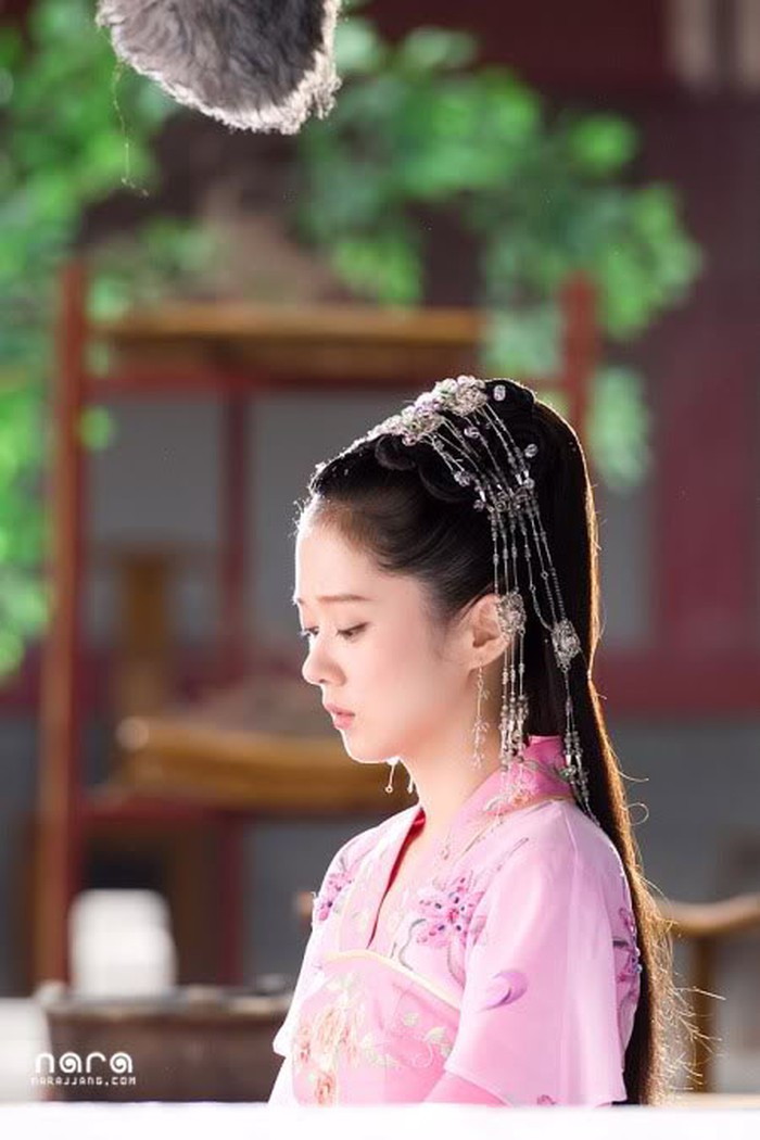 Có một mỹ nhân Hàn quấn sương sa hạt lựu đẹp ăn đứt Cúc Tịnh Y: Vẻ ngoài như công chúa, makeup nhẹ vẫn sang xỉu - Ảnh 4. Có một mỹ nhân Hàn quấn sương sa hạt lựu đẹp ăn đứt Cúc Tịnh Y: Vẻ ngoài như công chúa, makeup nhẹ vẫn sang xỉu - Ảnh 4.