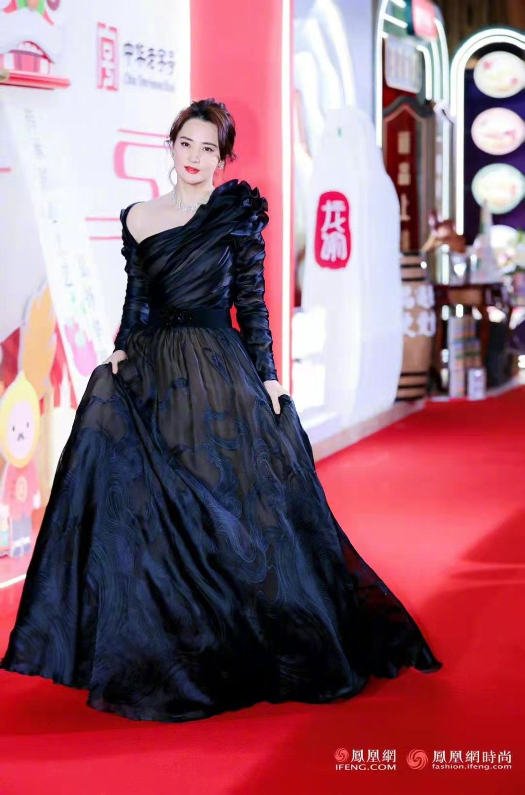 Thảm đỏ khủng nhất hôm nay: Viên Băng Nghiên - Hứa Giai Kỳ lên đầm công chúa lồng lộn, Tiểu Long Nữ đùi gà lột xác kiêu kỳ - Ảnh 8. Thảm đỏ khủng nhất hôm nay: Viên Băng Nghiên - Hứa Giai Kỳ lên đầm công chúa lồng lộn, Tiểu Long Nữ đùi gà lột xác kiêu kỳ - Ảnh 8.