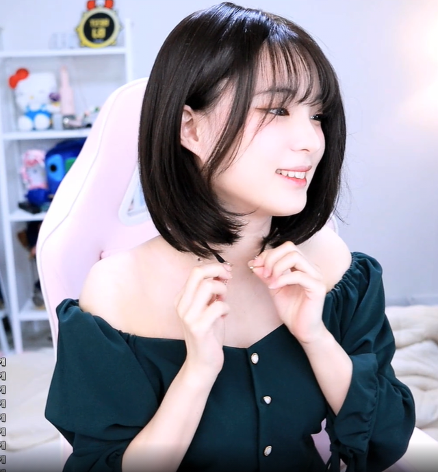 Nhấc người, x&igrave; hơi một c&aacute;ch b&iacute; mật tr&ecirc;n s&oacute;ng, nữ streamer xinh đẹp xấu hổ khi &acirc;m thanh g&acirc;y ra qu&aacute; to, cả ngh&igrave;n người nghe được - Ảnh 2.
