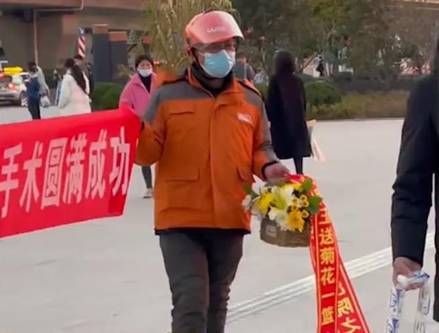 Chàng trai phẫu thuật trĩ xuất viện, bạn thân đến đón mang theo món quà khiến anh muốn... tìm lỗ chui xuống ngay và luôn - Ảnh 2.