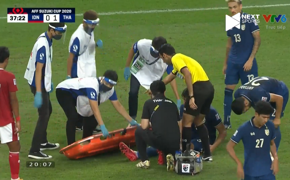 Cầu thủ Thái Lan gặp xui, chém đối thủ rồi nhận thẻ vàng, phải đau đớn rời sân trên cáng - Ảnh 1.