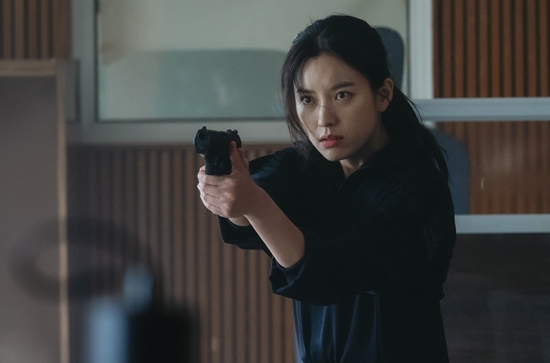6 mỹ nhân hành động gây mê cực mạnh ở phim Hàn 2021: Han So Hee làm cỏ băng tội phạm, Han Hyo Joo đấm nhau với zombie - Ảnh 8.