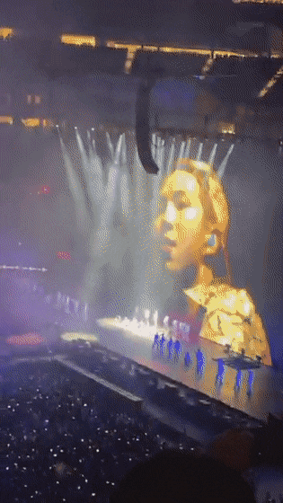 Vợ cũ Đan Trường khoe khoảnh khắc quý tử quẩy cực nhiệt trong concert BTS, fan nhí cứng là đây chứ đâu! - Ảnh 2. Vợ cũ Đan Trường khoe khoảnh khắc quý tử quẩy cực nhiệt trong concert BTS, fan nhí cứng là đây chứ đâu! - Ảnh 2.