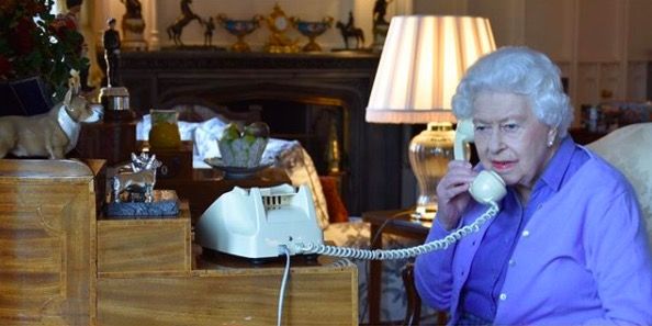 Không phải Hoàng tử William hay Công nương Kate, chỉ có 2 người đặc biệt luôn được Nữ hoàng Anh nghe máy và gọi điện thoại - Ảnh 1.