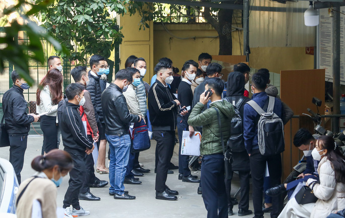 Cận cảnh người dân ùn ùn tới các điểm đăng ký xe ô tô ở Hà Nội - Ảnh 3.