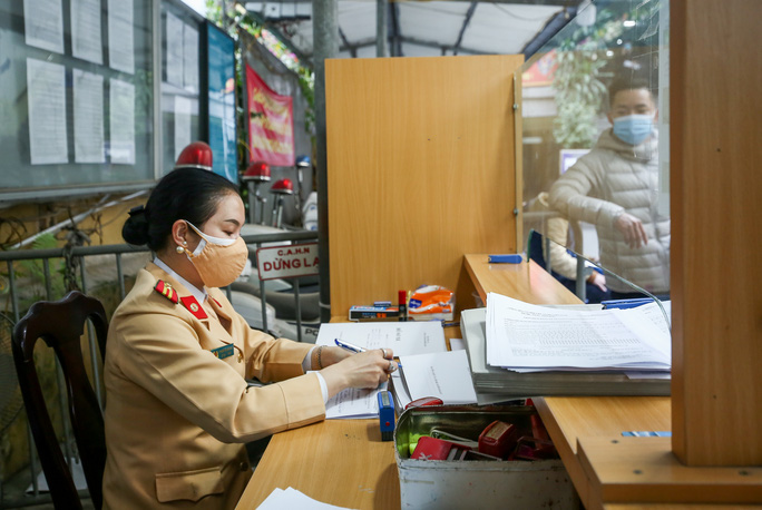 Cận cảnh người dân ùn ùn tới các điểm đăng ký xe ô tô ở Hà Nội - Ảnh 4.