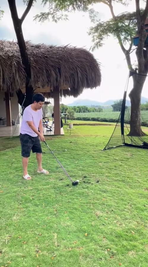 Mặc ai lên đồ sang xịn, có 1 sao nam Vbiz mặc quần short và đi dép tổ ong nhập hội... đánh golf! - Ảnh 2.