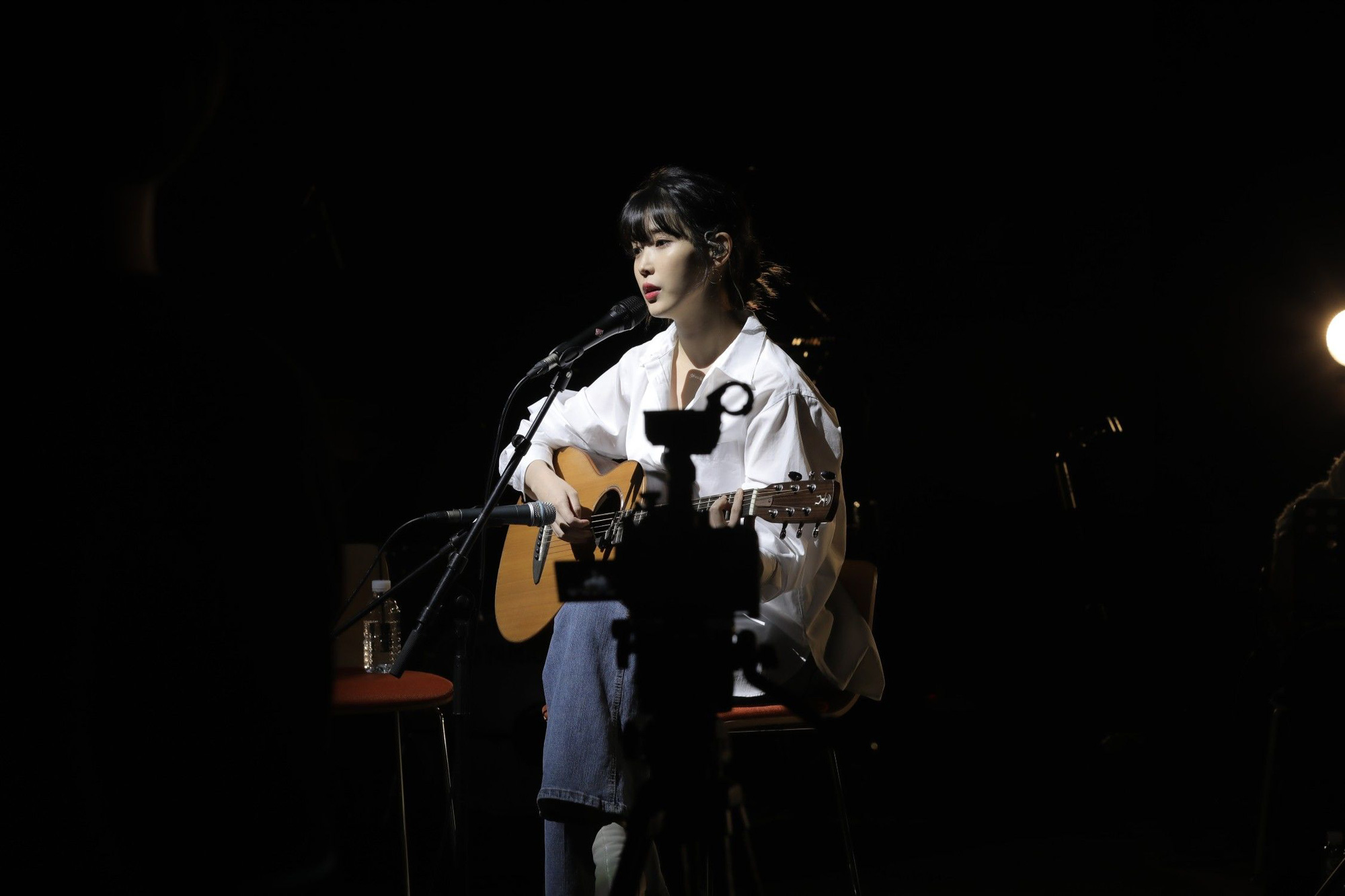 IU tung ca khúc mới tưởng nhớ người bạn quá cố Sulli, fan nghẹn ngào đưa bài hát thẳng tiến All-kill - Ảnh 8. IU tung ca khúc mới tưởng nhớ người bạn quá cố Sulli, fan nghẹn ngào đưa bài hát thẳng tiến All-kill - Ảnh 8.