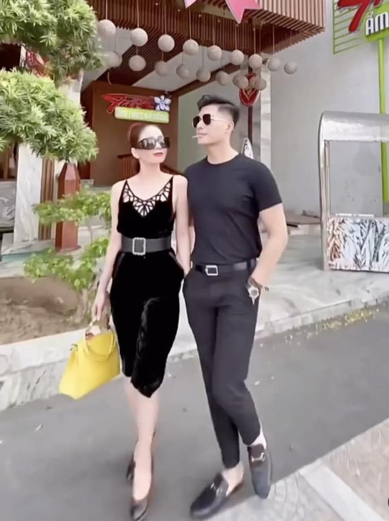 Lệ Quyên rủ hội bạn về dinh thự mới tậu, chưa gì đã ôm Lâm Bảo Châu sát rạt hệt như vợ chồng son! - Ảnh 5. Lệ Quyên rủ hội bạn về dinh thự mới tậu, chưa gì đã ôm Lâm Bảo Châu sát rạt hệt như vợ chồng son! - Ảnh 5.