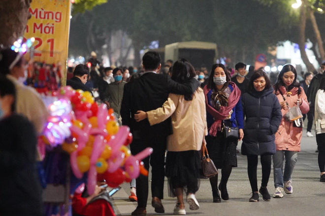 2020 và 2021: Khung cảnh trái ngược ở trung tâm Hà Nội trước thời khắc đón chào năm mới - Ảnh 14.