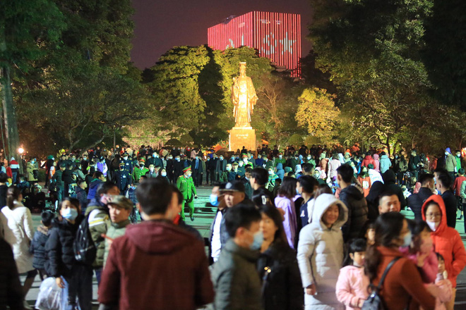 2020 và 2021: Khung cảnh trái ngược ở trung tâm Hà Nội trước thời khắc đón chào năm mới - Ảnh 8.
