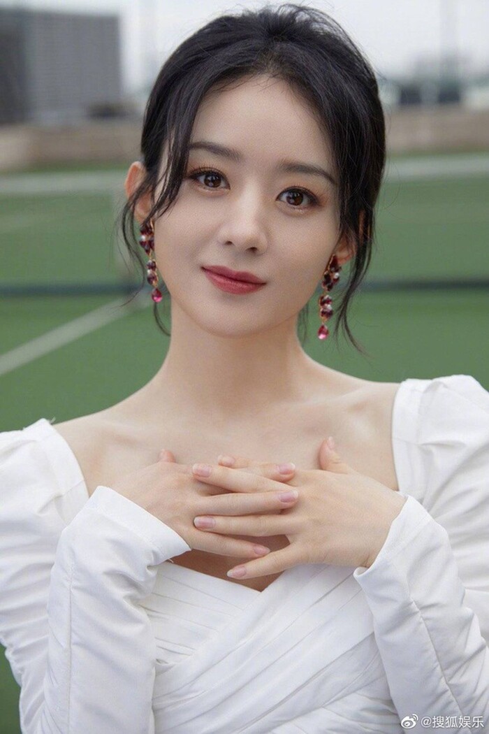 Lộ ảnh Triệu Lệ Dĩnh đem con nhỏ lên đoàn phim, tình hình đáng lo ngại hậu ly hôn Phùng Thiệu Phong - Ảnh 4. Lộ ảnh Triệu Lệ Dĩnh đem con nhỏ lên đoàn phim, tình hình đáng lo ngại hậu ly hôn Phùng Thiệu Phong - Ảnh 4.