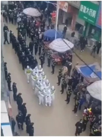 Trung Quốc phạt người vi phạm phòng chống dịch phải đeo bảng tên rồi đi diễu phố gây tranh cãi - Ảnh 2.