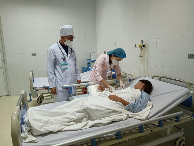Ca phẫu thuật khó, lần đầu tiên thành công tại Thanh Hóa: Nối thành công cánh tay đứt lìa - Ảnh 1.