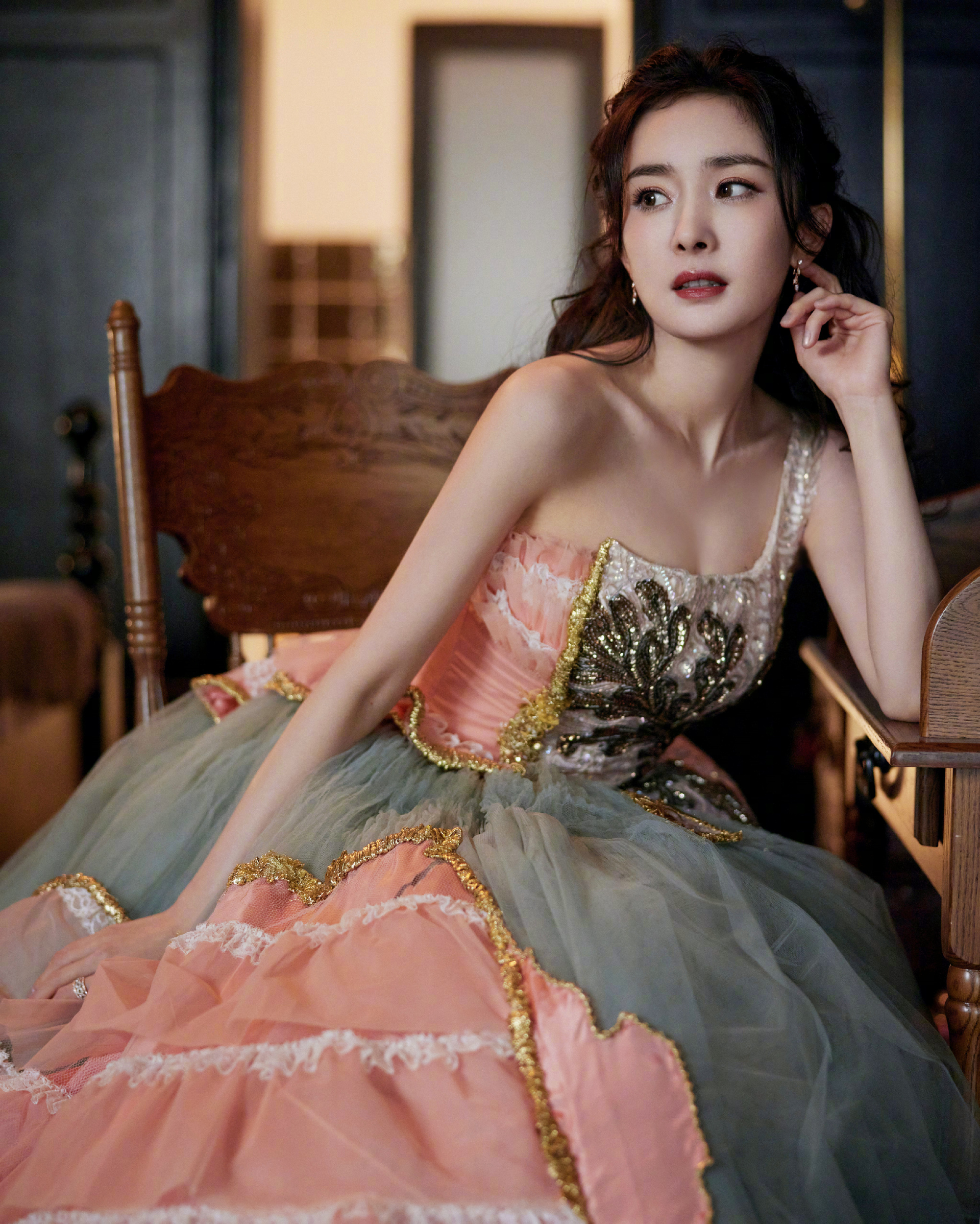 Quân đoàn sao đổ bộ Gala Tất niên: Dương Mịch - Quan Hiểu Đồng thi nhau khoe body mlem, Thái Từ Khôn cùng dàn mỹ nam soái ngút ngàn - Ảnh 2. Quân đoàn sao đổ bộ Gala Tất niên: Dương Mịch - Quan Hiểu Đồng thi nhau khoe body mlem, Thái Từ Khôn cùng dàn mỹ nam soái ngút ngàn - Ảnh 2.