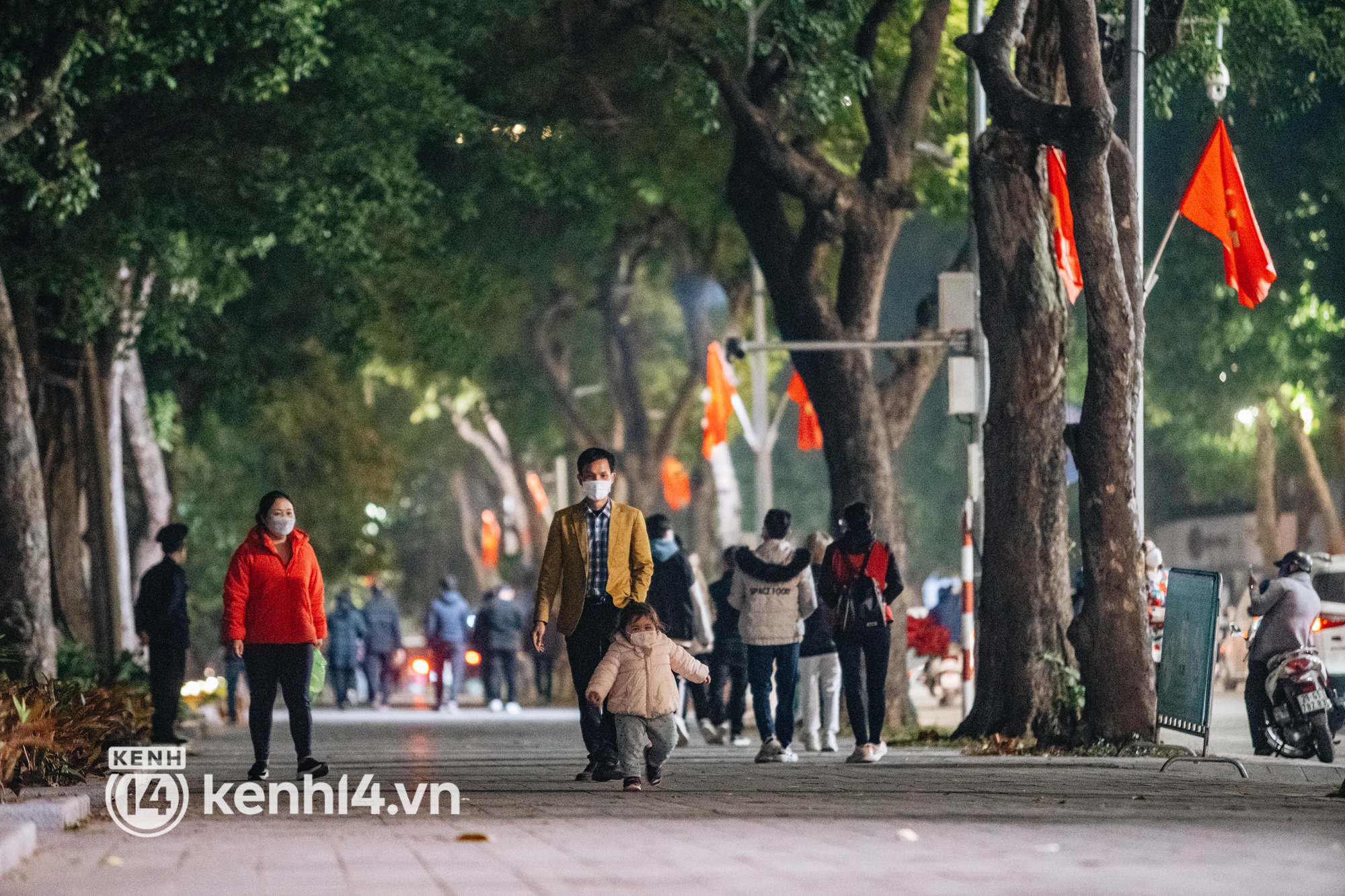 2020 và 2021: Khung cảnh trái ngược ở trung tâm Hà Nội trước thời khắc đón chào năm mới - Ảnh 15.