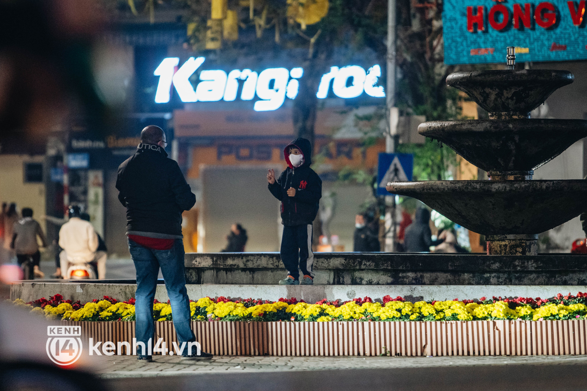 2020 và 2021: Khung cảnh trái ngược ở trung tâm Hà Nội trước thời khắc đón chào năm mới - Ảnh 5.