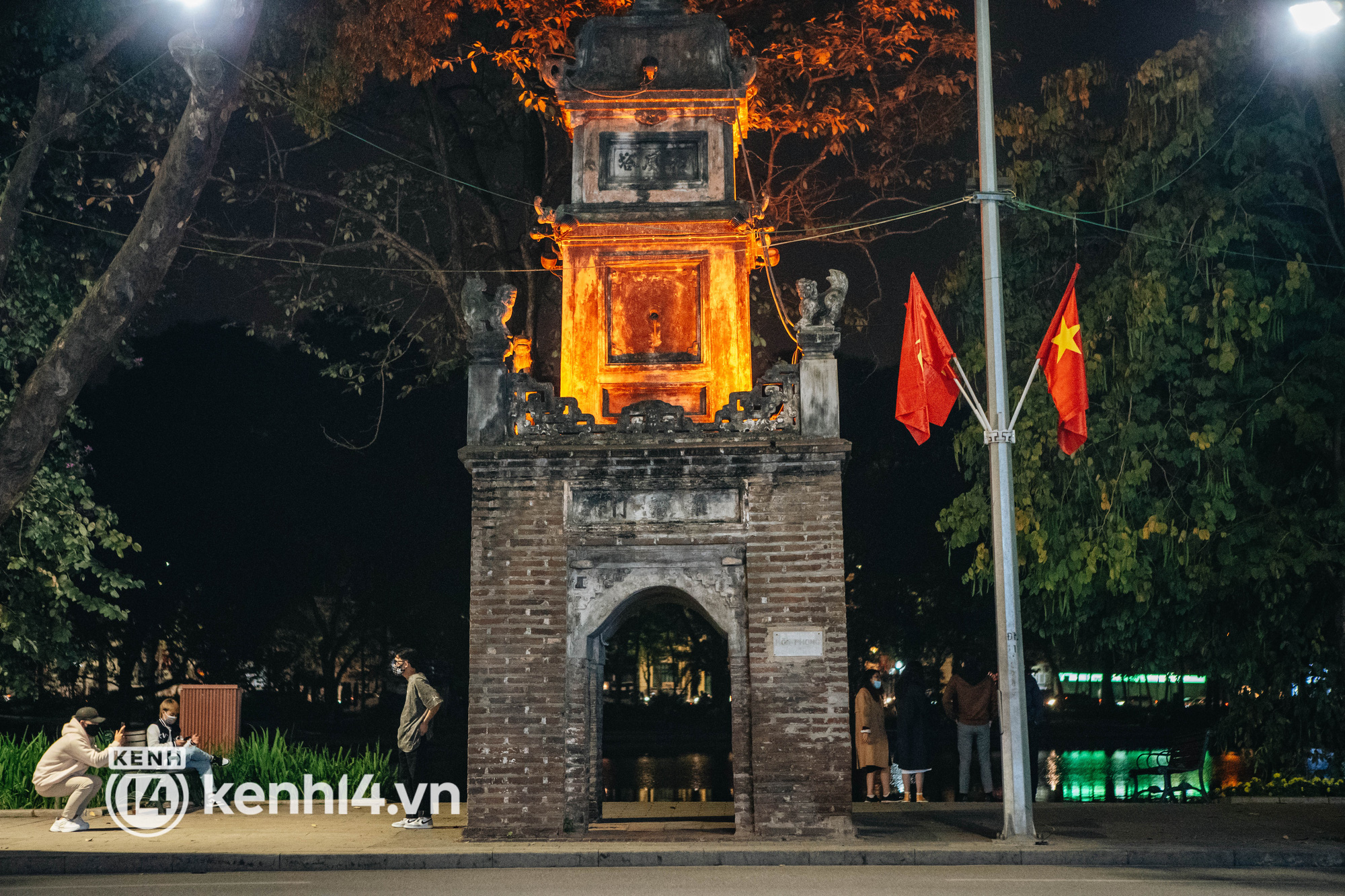 2020 và 2021: Khung cảnh trái ngược ở trung tâm Hà Nội trước thời khắc đón chào năm mới - Ảnh 13.