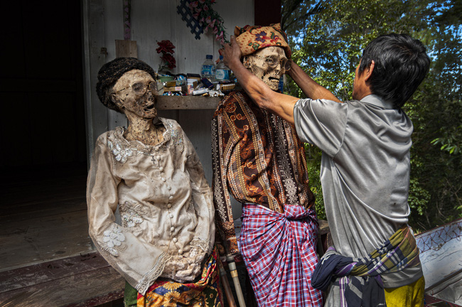 Giữa đám tang, thi thể con trai bị bạn bè đưa ra khỏi quan tài, đặt lên xe máy chở đi, bố mẹ tỏ thái độ khó hiểu - Ảnh 3.