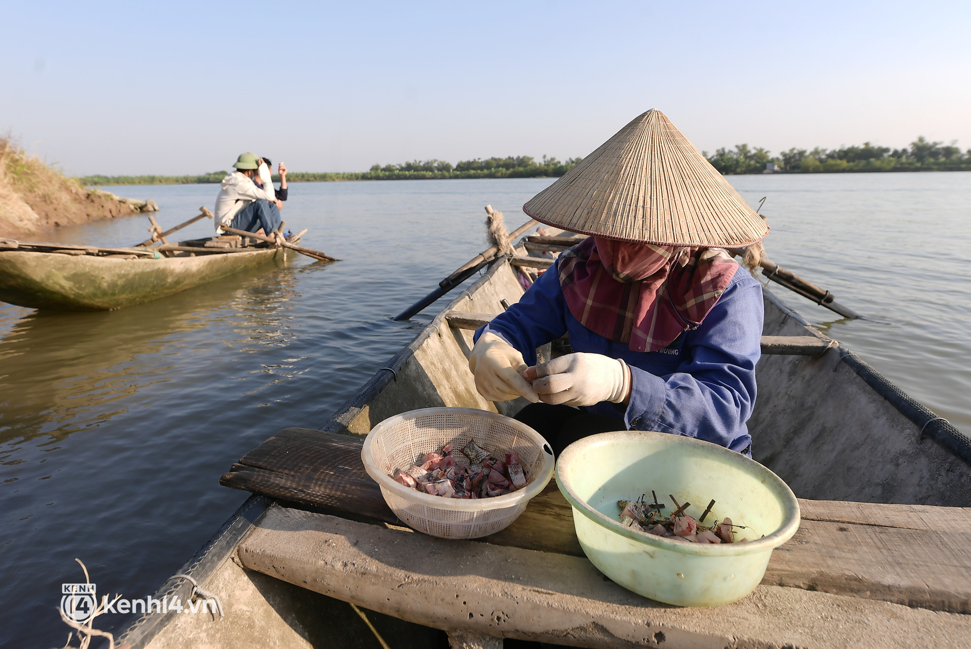 Theo chân ngư phủ săn loài cua lông kỳ lạ kiếm tiền triệu mỗi ngày, chỉ xuất hiện vào mùa lạnh - Ảnh 7. Theo chân ngư phủ săn loài cua lông kỳ lạ kiếm tiền triệu mỗi ngày, chỉ xuất hiện vào mùa lạnh - Ảnh 7.