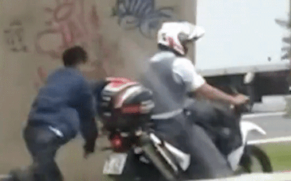 Clip: Cảnh sát còng tay nghi phạm vào xe máy rồi bắt chạy theo khiến dư luận phẫn nộ