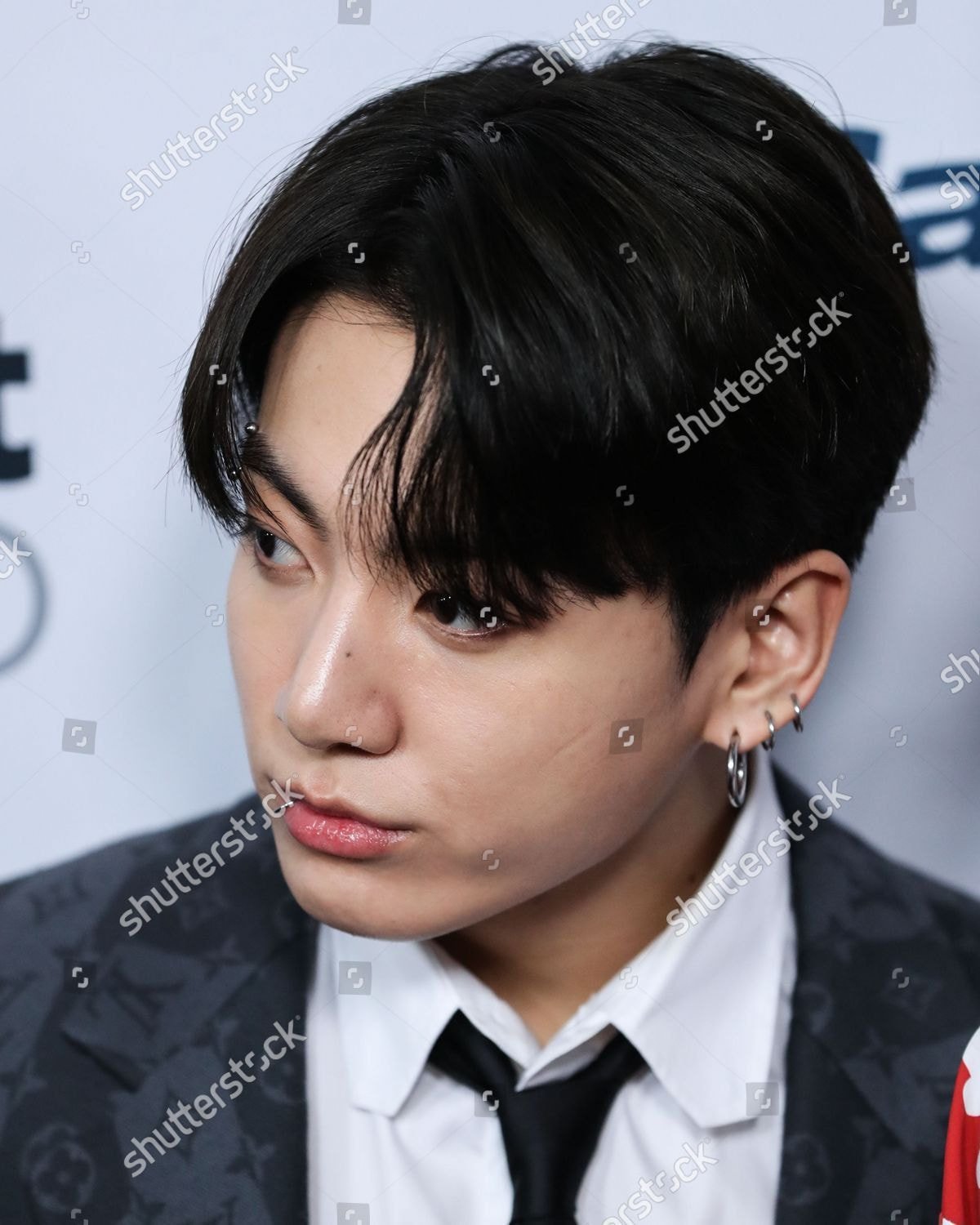 Ảnh cận mặt chưa chỉnh sửa của Jungkook (BTS) gây sốc: Sở hữu đặc điểm nào mà được khen đẹp trai nhất giới idol? - Ảnh 1.