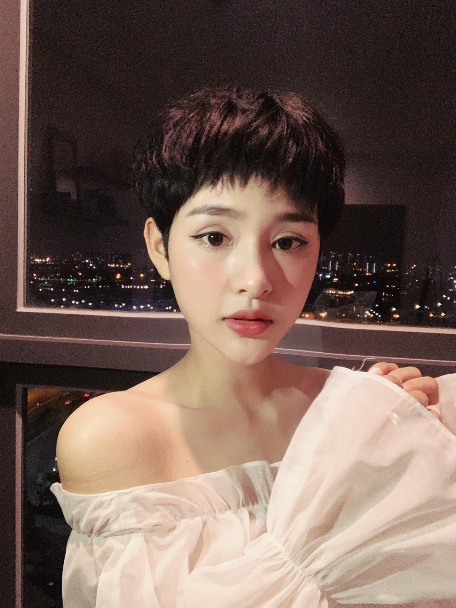 Cắt phăng t&oacute;c t&eacute;m, Hiền Hồ lạ lẫm với tạo h&igrave;nh Na Tra 2 chỏm trong m&agrave;n t&aacute;i xuất h&aacute;t live  - Ảnh 6.