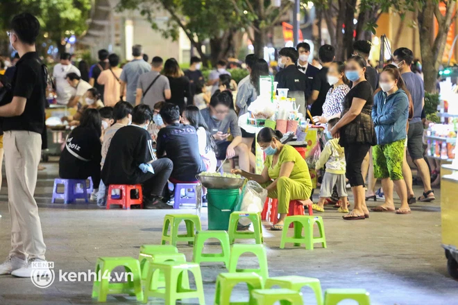 Vui thôi đừng vui quá: Phố đi bộ Nguyễn Huệ bỗng thành chợ đêm nhếch nhác, xe máy để tràn lan chắn lối đi - Ảnh 7.