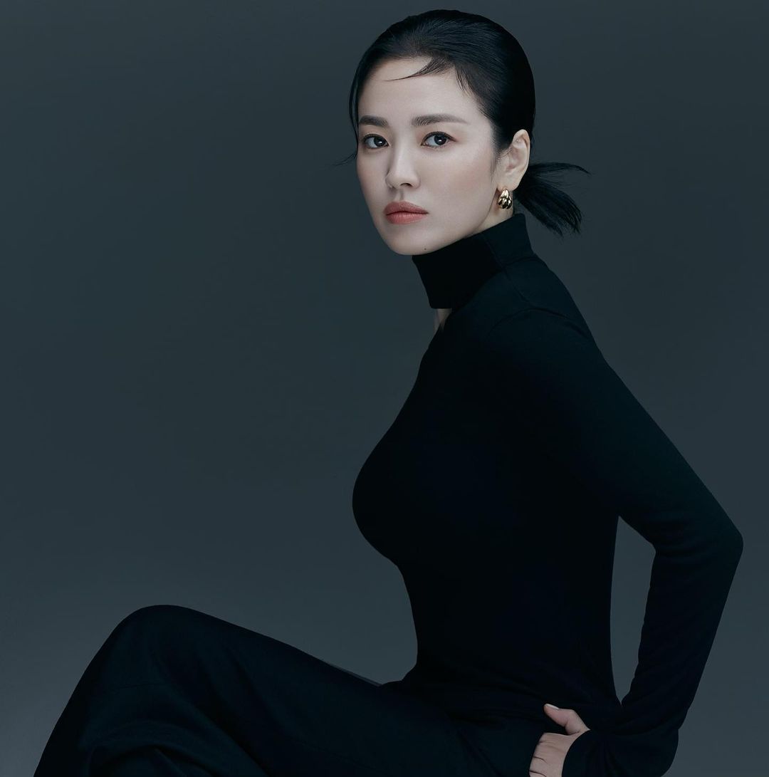 Song Hye Kyo khoe ngực khủng trong bộ hình mới, nhưng tóc tai làm sao vậy? - Ảnh 2.