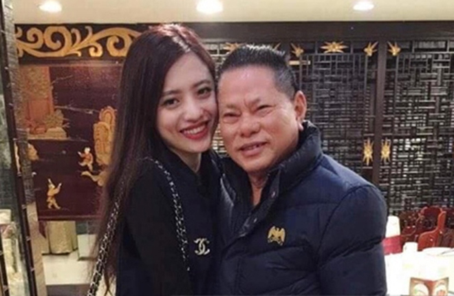 Con d&acirc;u tỷ ph&uacute; Ho&agrave;ng Kiều th&acirc;n thiết với 2 t&igrave;nh cũ, k&eacute;m 45 tuổi của bố chồng - Ảnh 2.