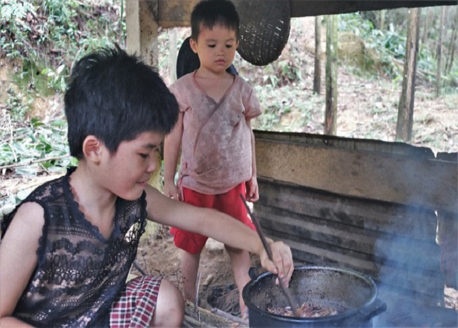 Bố thần kinh, mẹ bỏ đi biệt tích, hai đứa trẻ sống ở bìa rừng ăn hoa chuối thay cơm - Ảnh 1.