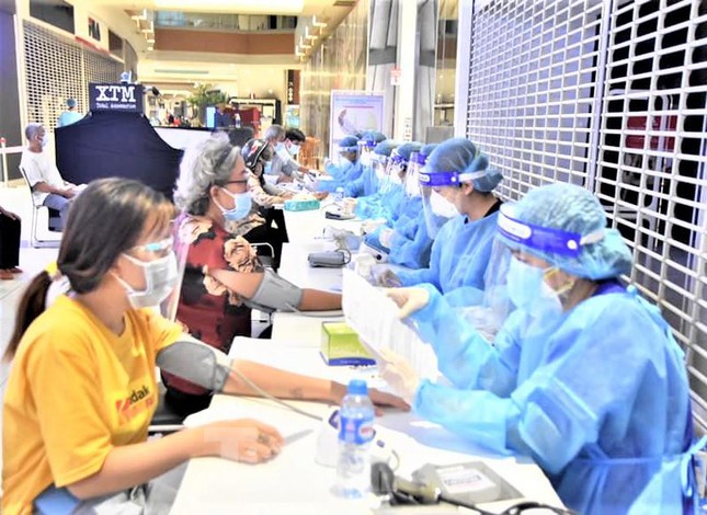 Bình Dương chuẩn bị nhân lực, thiết bị ứng phó COVID-19 bùng phát - Ảnh 2.