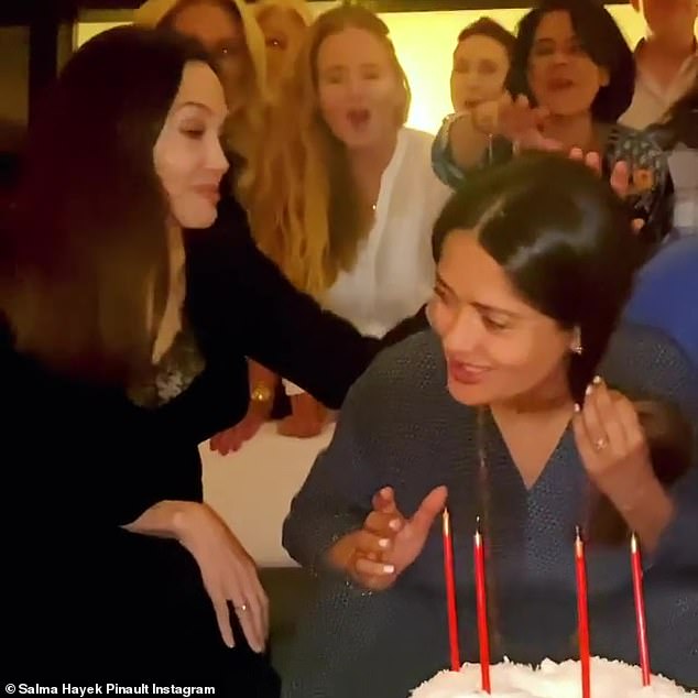 Xôn xao tin Angelina Jolie ghen ghét bom sex Salma, đến mức ấn đầu bạn diễn vào bánh sinh nhật? - Ảnh 2.