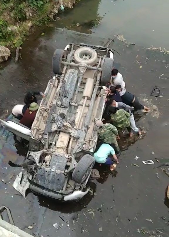 Nghệ An: Xe bán tải lao từ cầu xuống suối khiến 4 người nguy kịch - Ảnh 2.