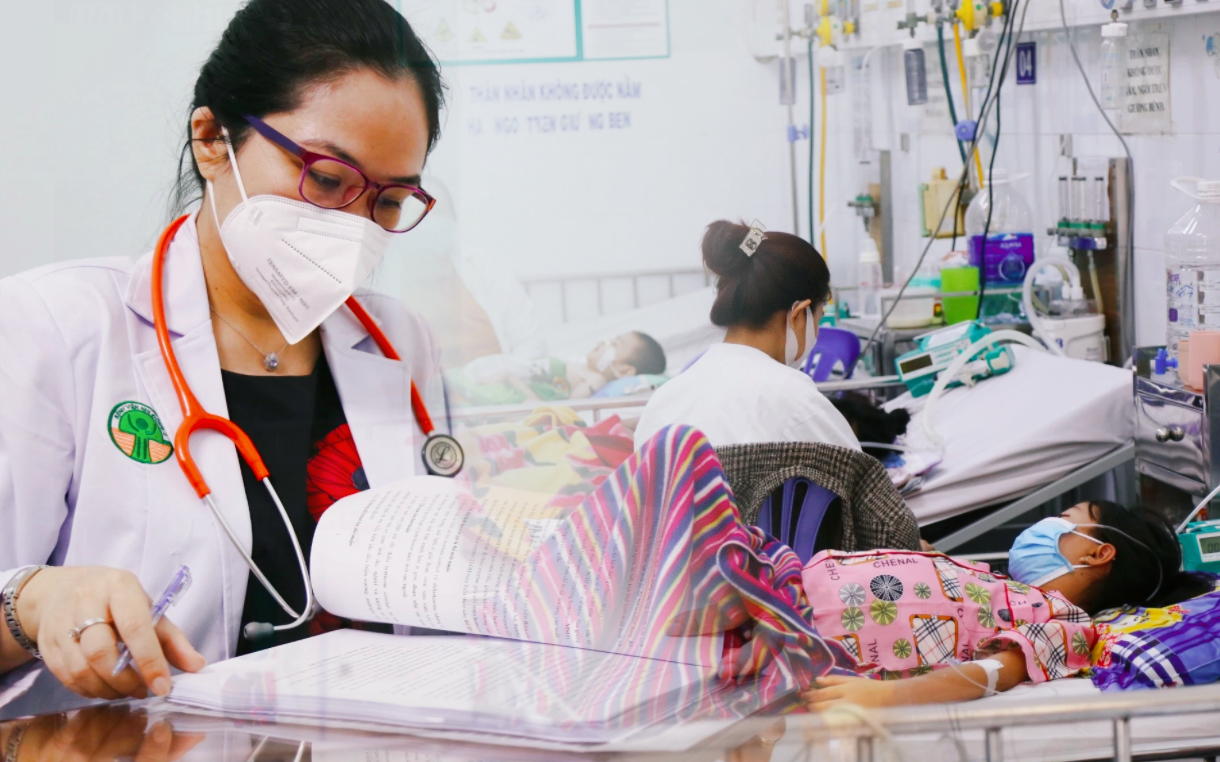 Người mẹ sốc nặng khi con gái 7 tuổi đã mắc đái tháo đường: Bác sĩ tiết lộ nguyên nhân tiểu đường ngày càng trẻ hóa
