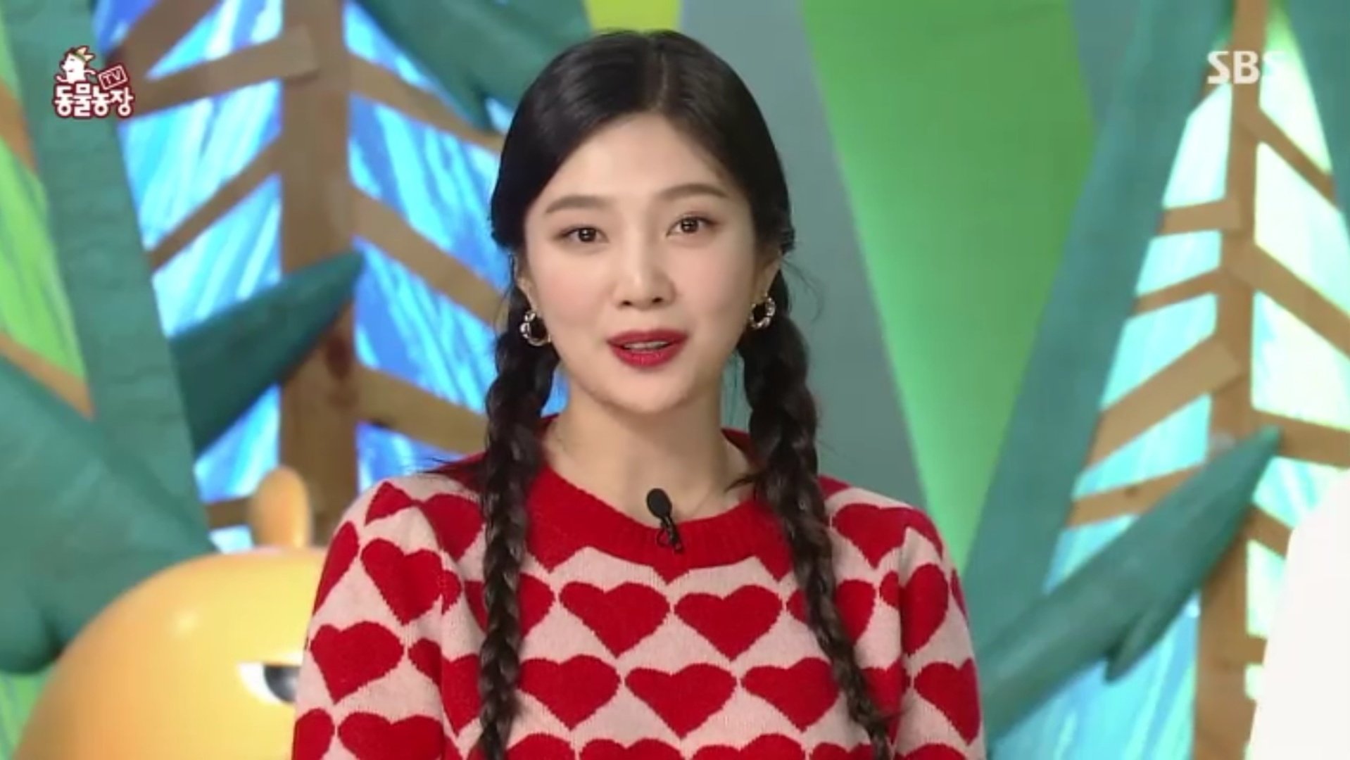 Joy (Red Velvet) đang ngủ mà ai dựng đầu dậy bắt đi làm MC vậy? - Ảnh 2.