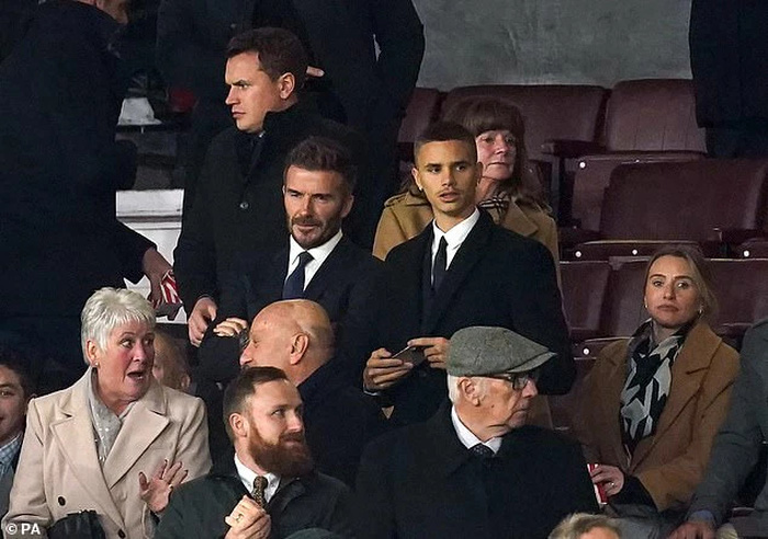 David Beckham còn định giật spotlight của con trai mình đến khi nào? - Ảnh 4.