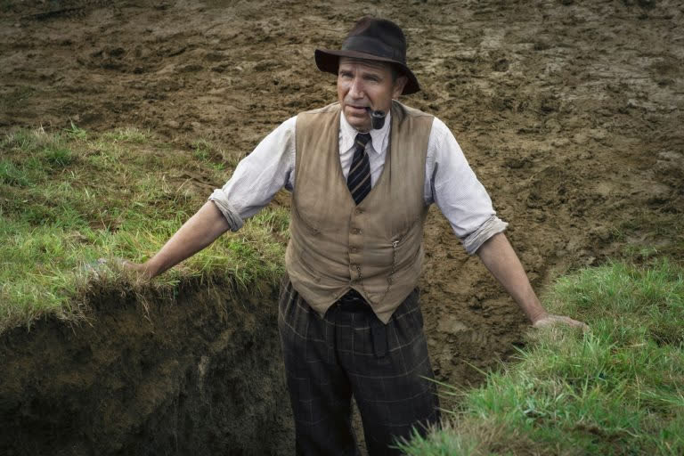 The Dig: Phim buồn man mác dịp đầu năm, có ngay "ông chú Voldemort" đóng chính đúng chuẩn "gừng càng già càng cay"!