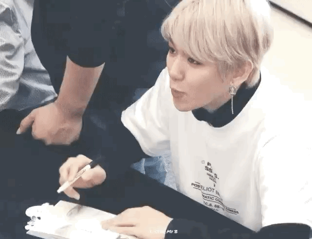 T&igrave;m ra nam idol c&oacute; tr&iacute; nhớ tốt nhất Kpop, Knet phục s&aacute;t đất khi nghe được c&acirc;u chuyện kiểm chứng tại fansign - Ảnh 3.