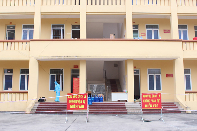 2 cán bộ huyện dương tính Covid-19 đi liên hoan ở nhiều nơi, F1 lên tới hàng trăm người - Ảnh 1.