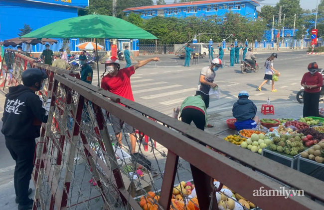 Dịch Covid-19 ngày 1/2: Hà Nội thêm 2 ca nhiễm mới trong cộng đồng; 15 tỉnh, thành cho học sinh nghỉ học vì dịch - Ảnh 1.