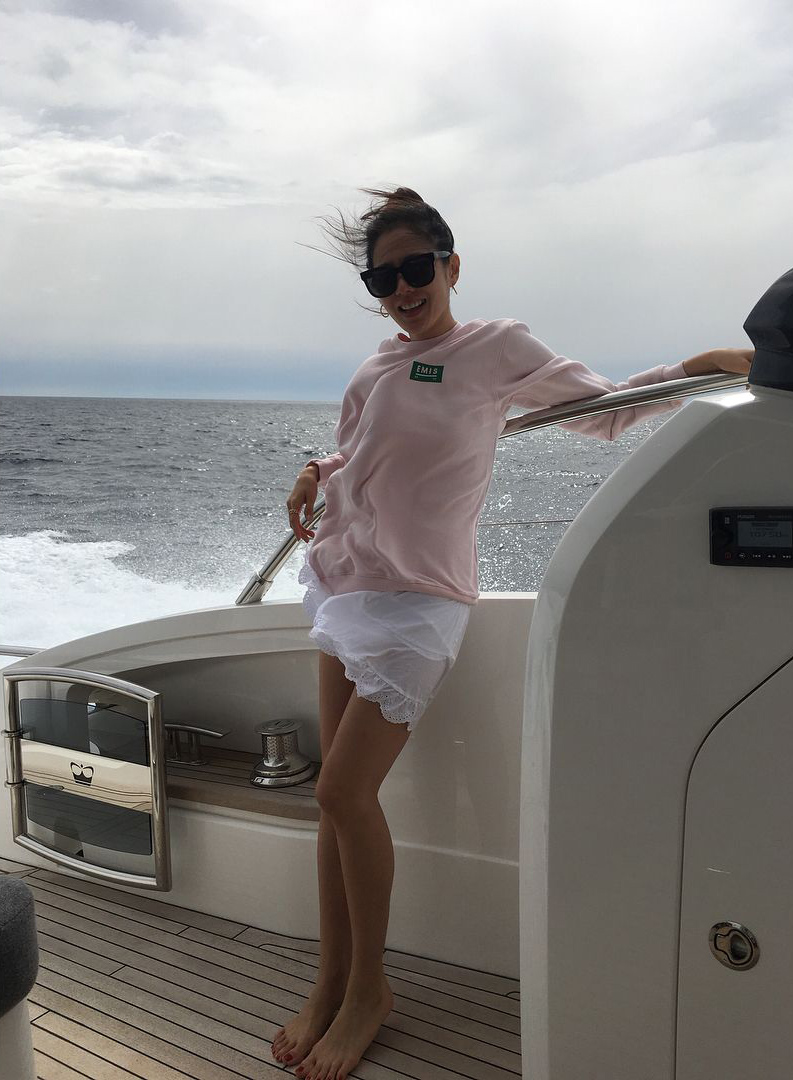 4 món đồ đắt nhất từng được Son Ye Jin chia sẻ trên trang cá nhân: Chiếc áo sơ mi đắt gấp 3 lần bộ đầm gợi cảm - ĐẦM ĐẸP 5 photo 5 1612193415578680915624