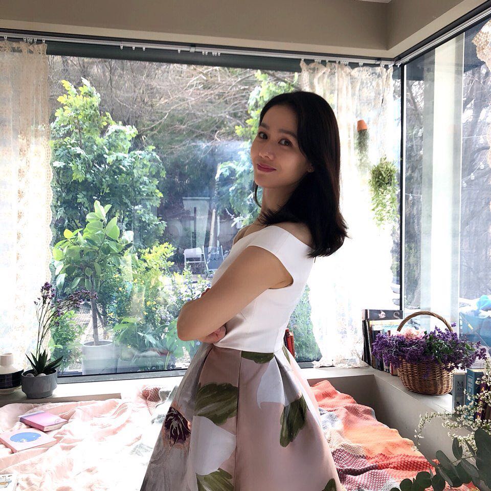 4 món đồ đắt nhất từng được Son Ye Jin chia sẻ trên trang cá nhân: Chiếc áo sơ mi đắt gấp 3 lần bộ đầm gợi cảm - ĐẦM ĐẸP 7 photo 7 16121934157751264750983