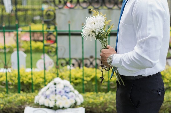 Bất chấp về quê làm tang lễ cho bố, nam nhân viên bị công ty sa thải vì lý do trời ơi đất hỡi và nhận cái kết xứng đáng - Ảnh 1.