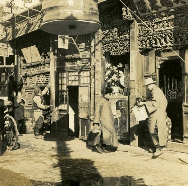Loạt ảnh hiếm khắc họa r&otilde; n&eacute;t ng&agrave;y Tết thời nh&agrave; Thanh: Người d&acirc;n đi lại tấp nập khắp phố x&aacute;, ph&aacute;o l&agrave; thứ kh&ocirc;ng thể thiếu trong ng&agrave;y đầu năm - Ảnh 7.
