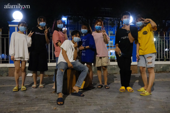 Ảnh: TP. Thủ Dầu Một chính thức dỡ phong tỏa, sinh viên nhảy múa ca hát ăn mừng, người dân về quê đón Tết trong đêm - Ảnh 8.