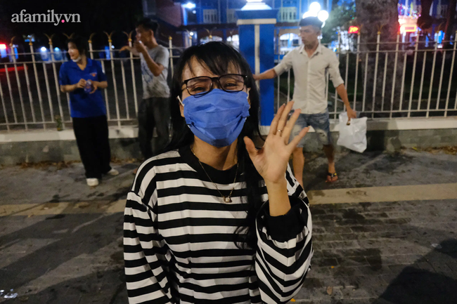 Ảnh: TP. Thủ Dầu Một chính thức dỡ phong tỏa, sinh viên nhảy múa ca hát ăn mừng, người dân về quê đón Tết trong đêm - Ảnh 9.